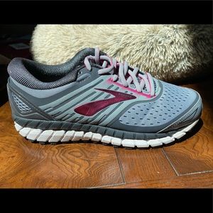 Brand new brooks running shoes